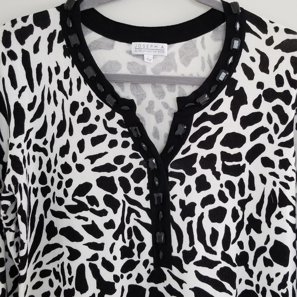 Joseph A Women's Animal Print Top - Picture 7 of 7